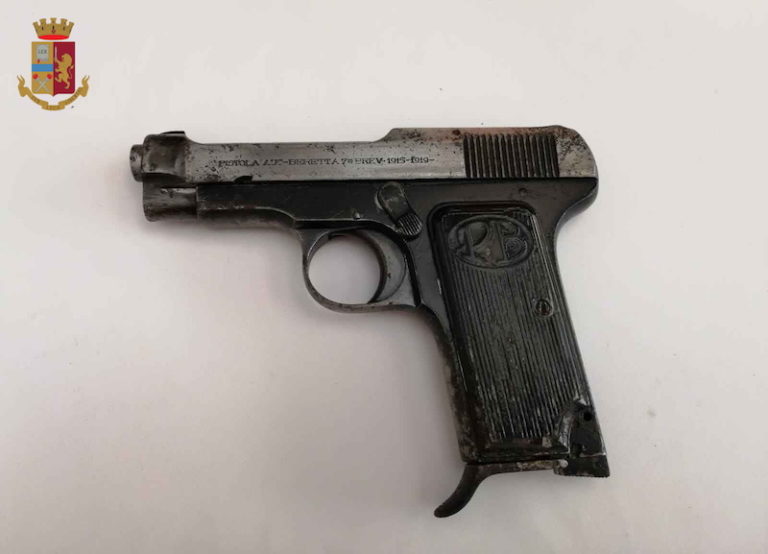 Bastogi. Dopo rocambolesco inseguimento tra i palazzi, tenta la fuga minacciando gli agenti con una pistola